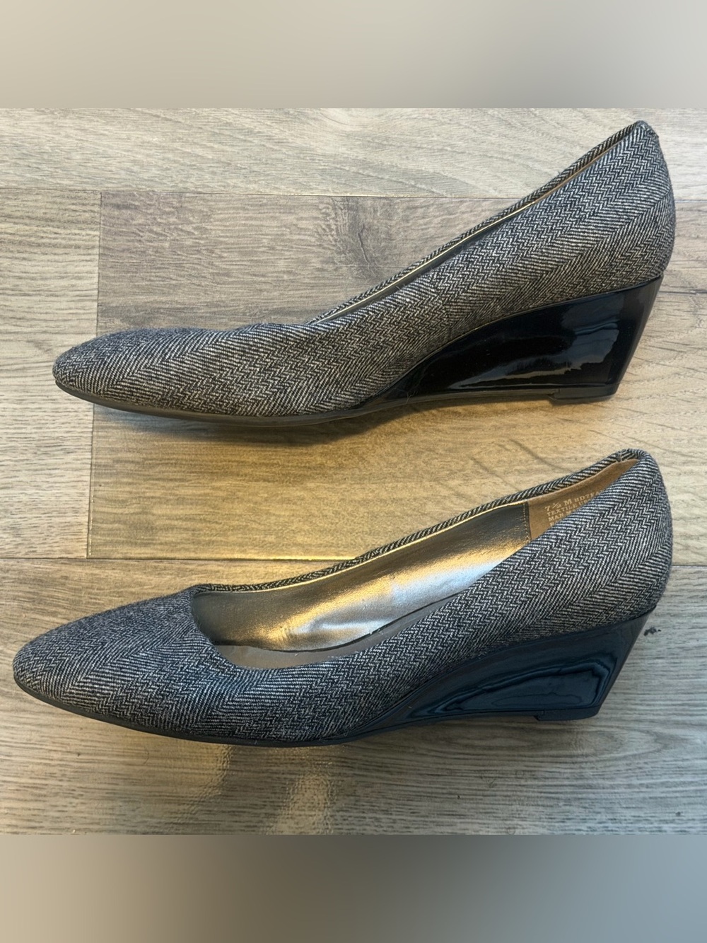 Bandolino Women’s Classic Gray Herringbone Wedge Pumps Shoes Size 7.5 M